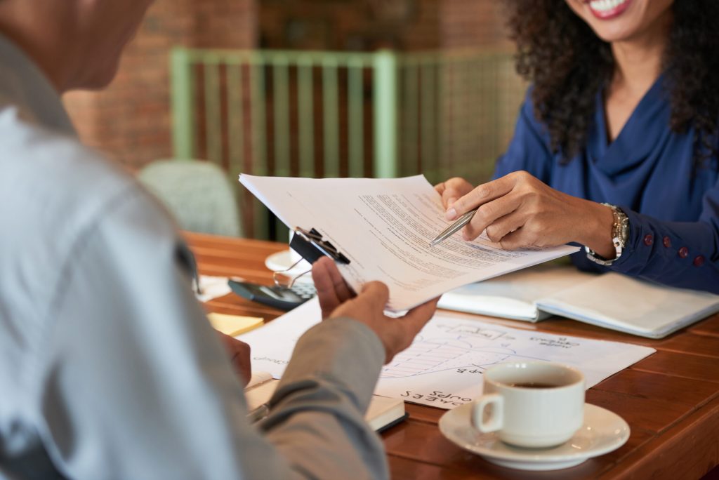 No cenário corporativo brasileiro, marcado por alta complexidade legal e constantes mudanças na legislação, contar com um setor jurídico terceirizado deixou de ser apenas uma alternativa. Hoje, é uma estratégia essencial para empresas que buscam segurança jurídica, redução de custos e agilidade nas decisões.